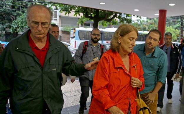 El hermano y la cuñada de la fallecida llegan al hospital.