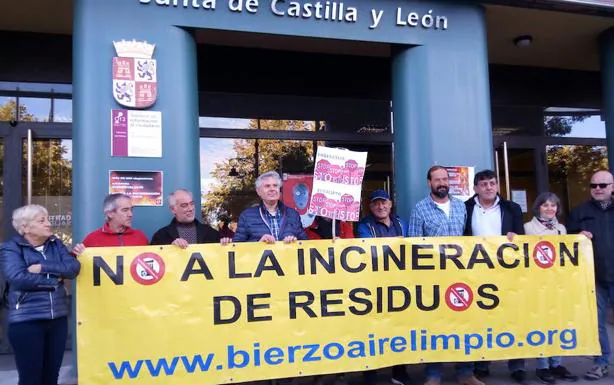 Miembros de Bierzo Aire Limpio se concentraron ante la sede de la Junta contra el proyecto de Forestalia.