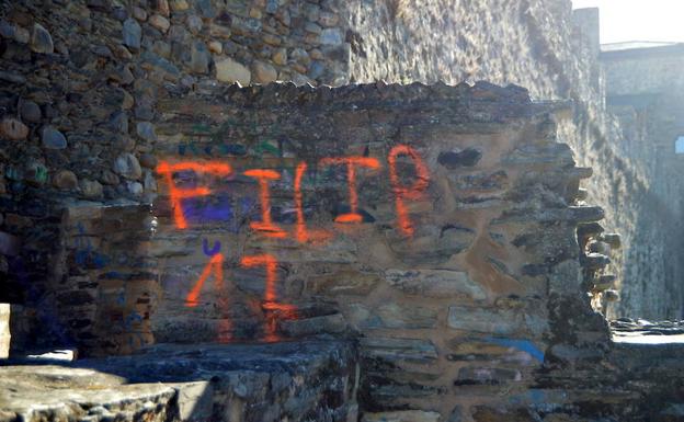 Imagen de la pintada en el Castillo de los Templarios de Ponferrada.