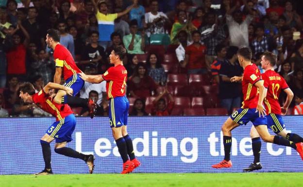 Los españoles celebran uno de sus goles en la semifinal del Mundial sub-17 ante Mali. 