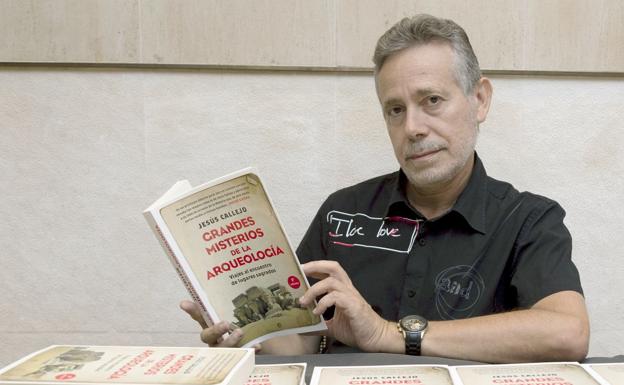 Jesús Callejo, con el ejemplar de su obra.