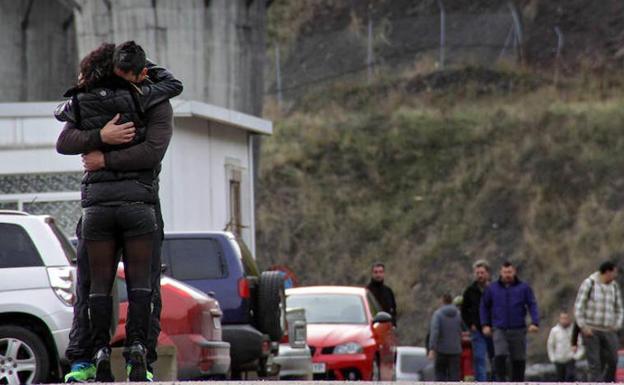 Dos familiares de los fallecidos en el pozo Emilio del Valle, tras recibir la trágica noticia.