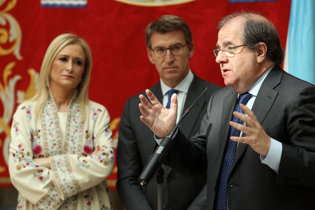 El presidente de la Junta, de Castilla y León, Juan Vicente Herrera, firma con los presidentesde la Xunta de Galicia, Alberto Núñez Feijóo,y de la Comunidad de Madrid, Cristina Cifuentes, una alianza estratégica orientada a impulsar el 'Eje Madrid -Castilla y León-Galicia, como motor de desarrollo y dinamización económica y social.