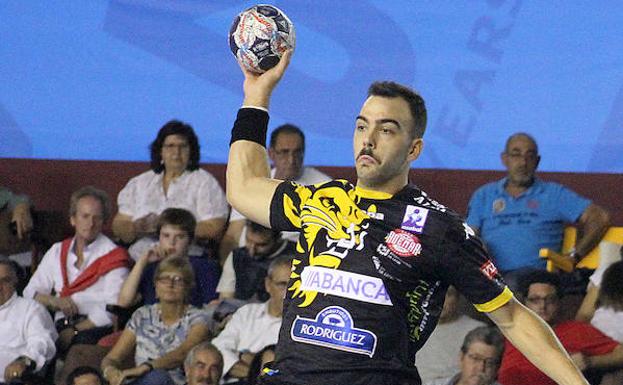 Álex Costoya, en un partido con el Abanca Ademar.