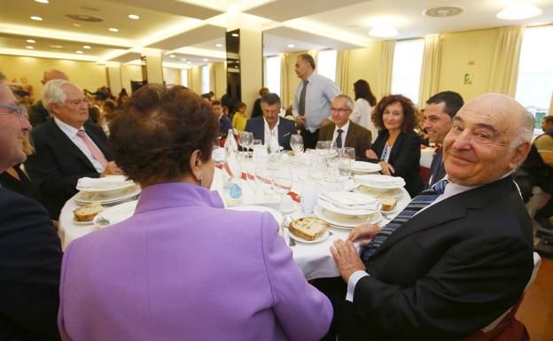 Ricardo González Mantero comparte mesa con Manuel Lamelas y Ángel Calvo. 