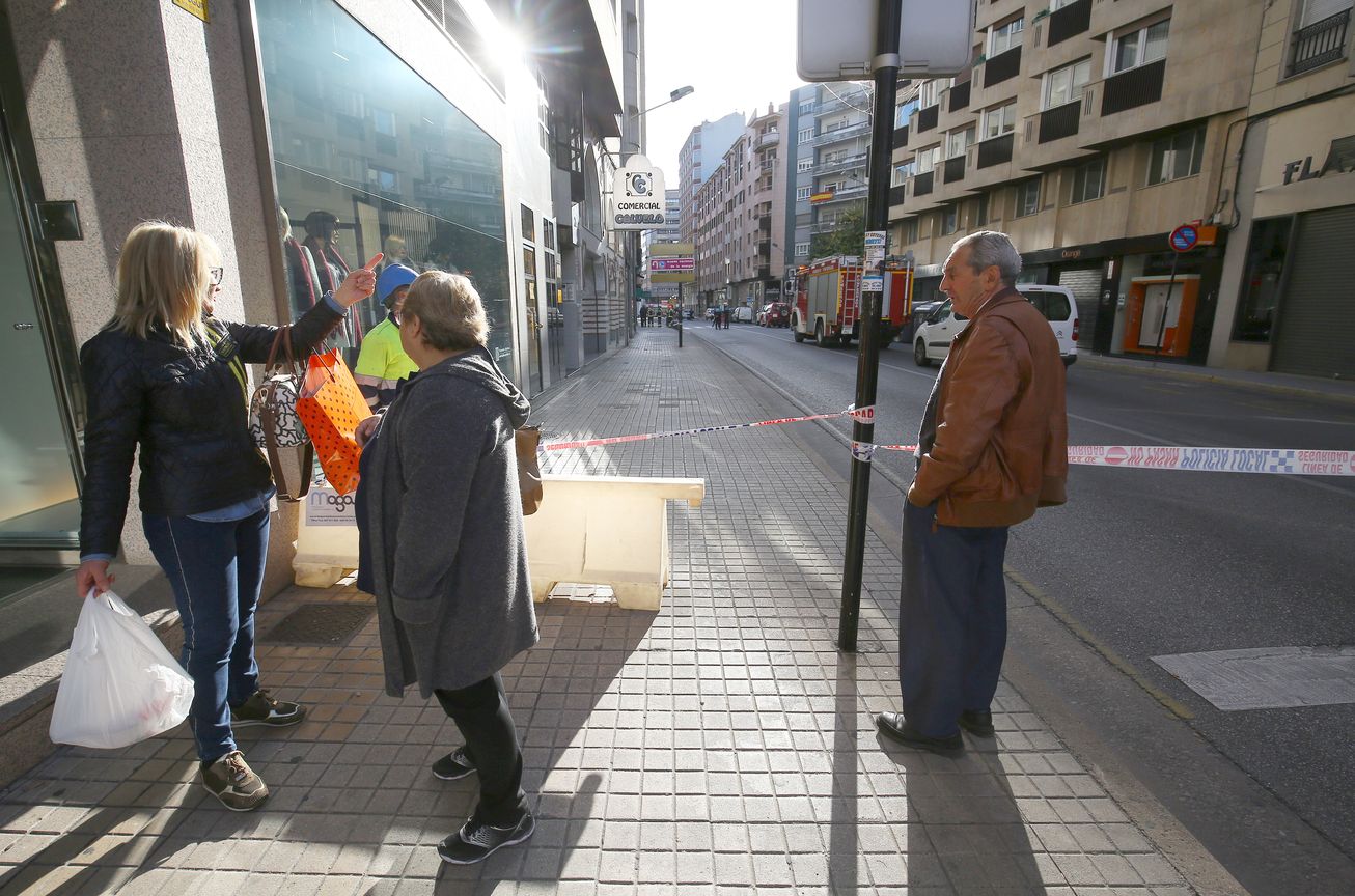 El centro de Ponferrada permanece cortado debido al reventón de una tubería de gas por unas obras en la calle Ave María