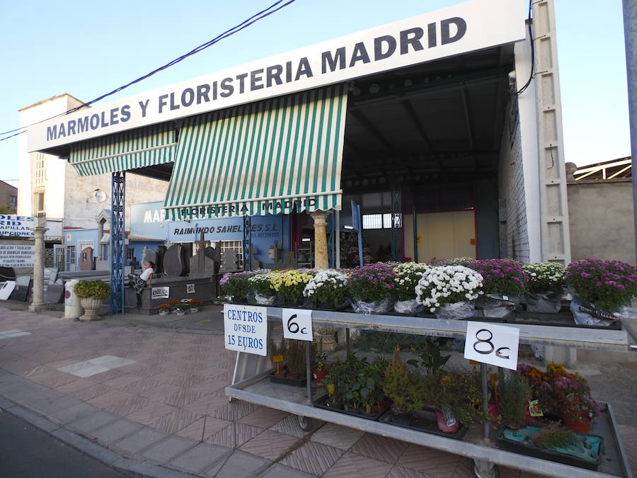 Esta floristería leonesa afronta una de las etapas con más actividad del año en su empresa y ofrecer a los leoneses el mejor asesoramiento y cercanía para poder recordar a sus seres queridos en el Día de Todos los Santos