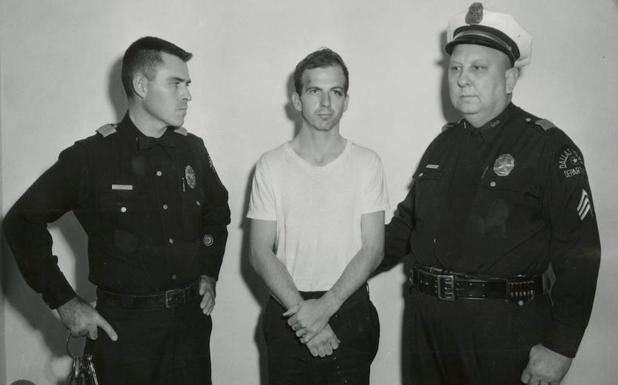 Imagen de archivo con Oswald detenido por la Policía. 