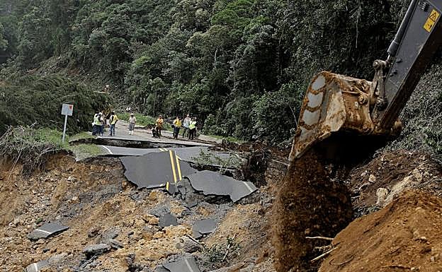 Trabajos en una autopista de Costa Rica. 