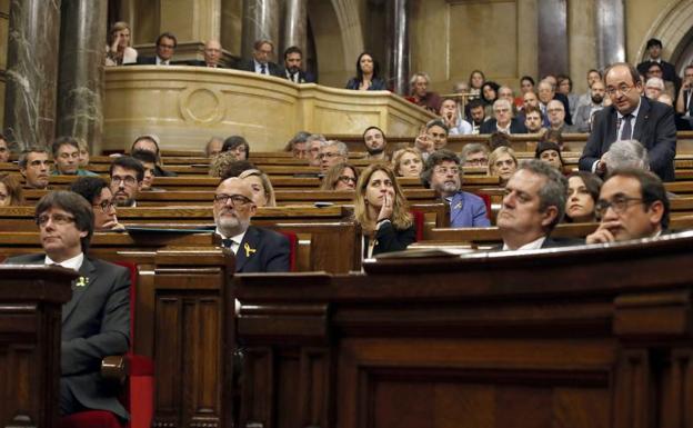 El presidente del grupo parlamentario del PSC, Miquel Iceta interviene en la sesión del Parlament.