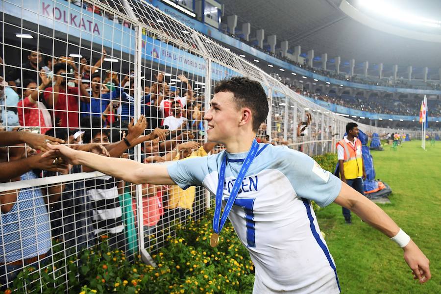 Inglaterra venció a España en la final del Mundial sub-17 de la India. Sergio Gómez marcó un doblete para el cuadro de Santi Denia pero el conjunto dirigido por Steve Cooper remontó con un serio correctivo (5-2).