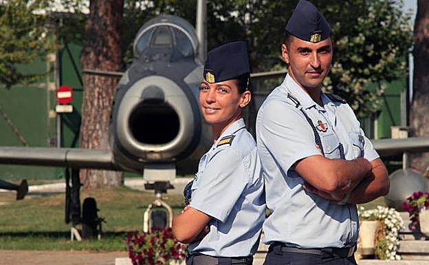 Una pareja de sargentos alumnos, frente a un Sabre F-86 en la Academia Básica del Aire.