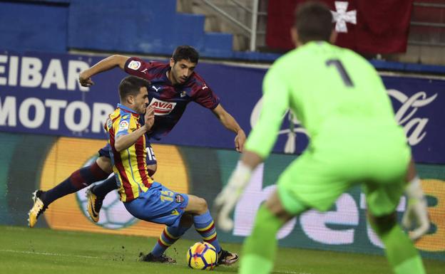 Sergio Postigo, arrebatándole el balón a José Angel.