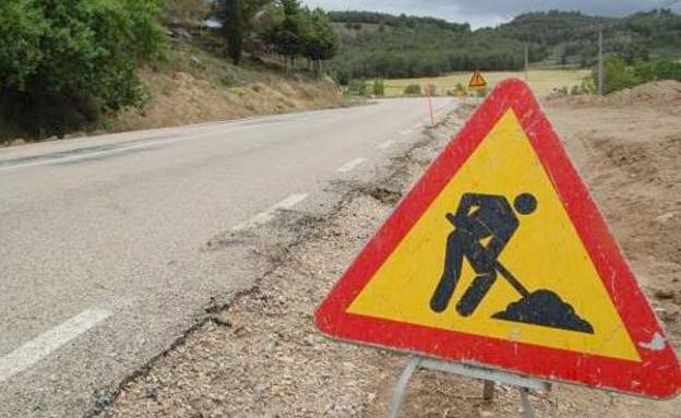 Imagen de una señal de obras en una carretera comarcal.