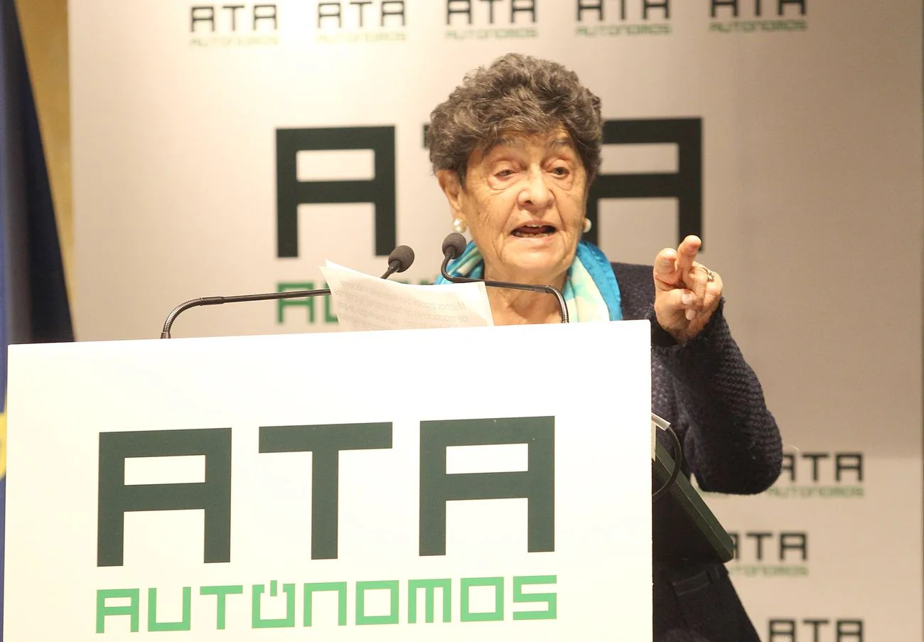 ATA reconoce la trayectoria de la farmecéutica leonesa Araceli de la Fuente quien, con 90 años, sigue en activo y ejerciendo en Benavente