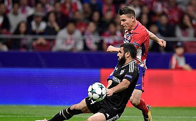 Gameiro falla un disparo ante el Qarabag.