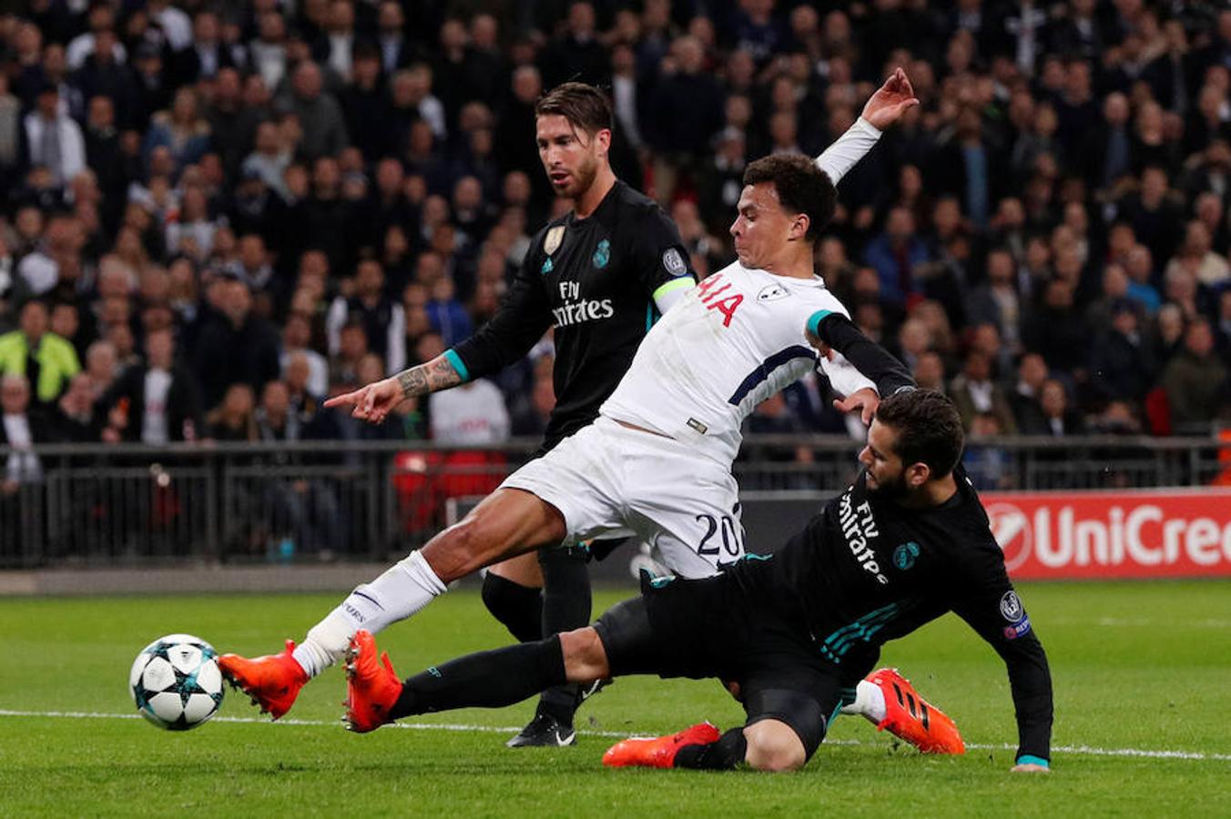 Los dos mejores equipos del Grupo H pelearon por la primera plaza del grupo en Wembley, que vibró y elevó los decibelios durante algunos momentos como el 1-0 de Delle Alli.