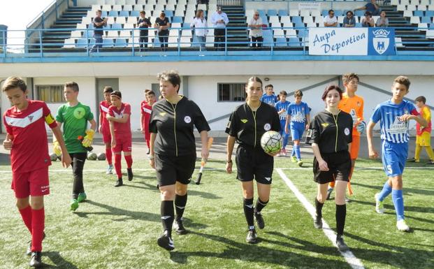 Las tres árbitras saltan al campo. 