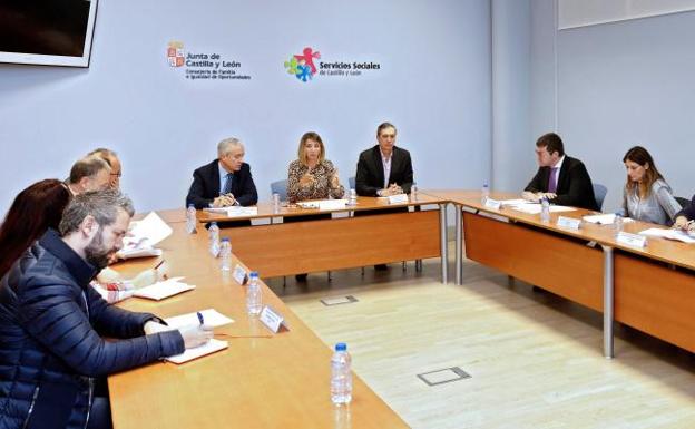 La consejera de Familia e Igualdad de Oportunidades de la Junta de Castilla y León, Alicia García (centro), mantiene una reunión con los representantes del Diálogo Social en la comunidad para impulsar acuerdos en el ámbito de los Servicios Sociales.