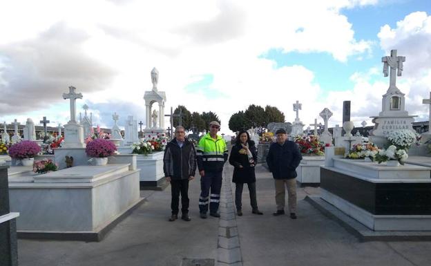 La alcaldesa visita la finalización de las obras en el cementerio.