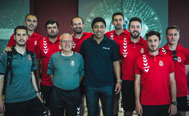 Giovane Elber, con miembros de la Cultural, en la sede de Aspire.