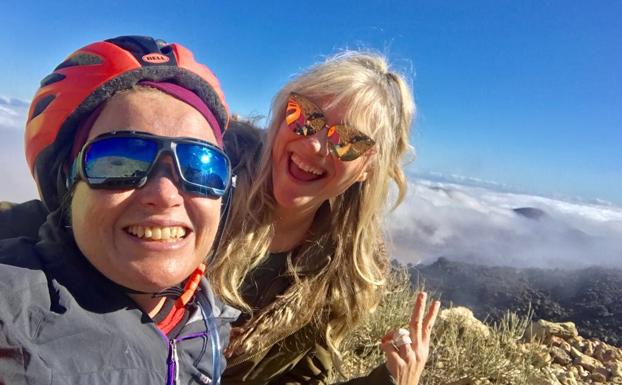 Maria Lafuente y Gemma Hassen-Bey, en el Teide.