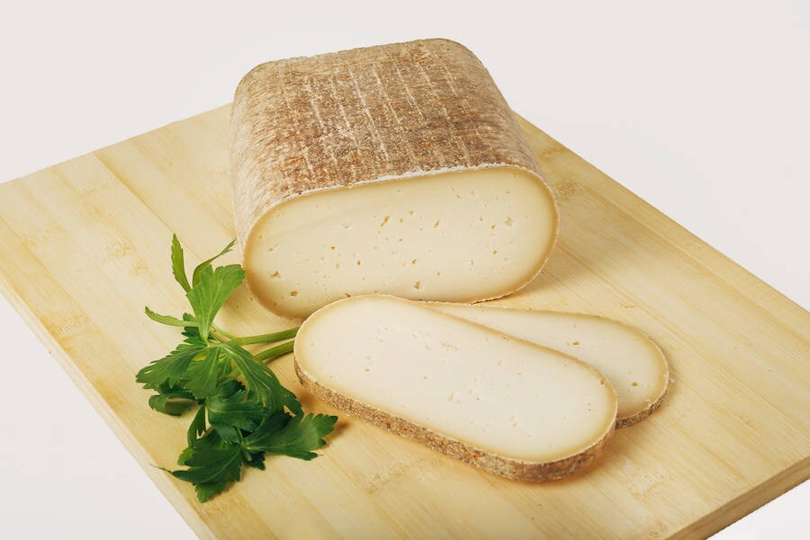 Si se habla de queso de pastor, Los Payuelos tiene un hueco propio conseguido a base de un carácter familiar y una producción artesanal desde el inicio del proceso, con la alimentación de su propio rebaño de ovejas que pastan en los prados de Sahelices de Payuelo