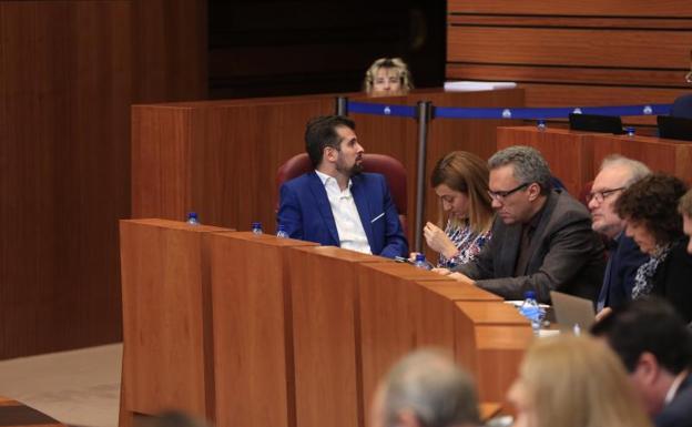 Luis Tudanca durante el debate de las tres enmiendas de totalidad en las Cortes.