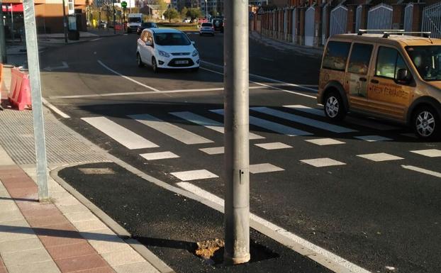 Farola en mitad del carril bici de Trobajo del Camino.