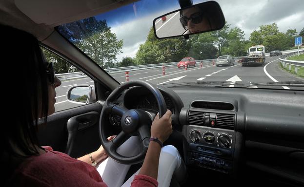 Una mujer conduciendo. 