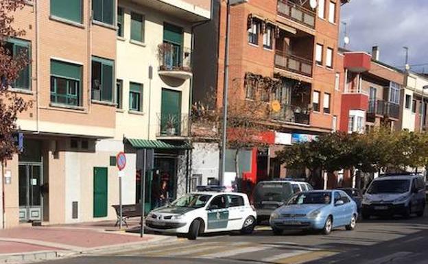 Vehículos de la Guardia Civil junto a la oficina bancaria que ha sufrido el atraco. 