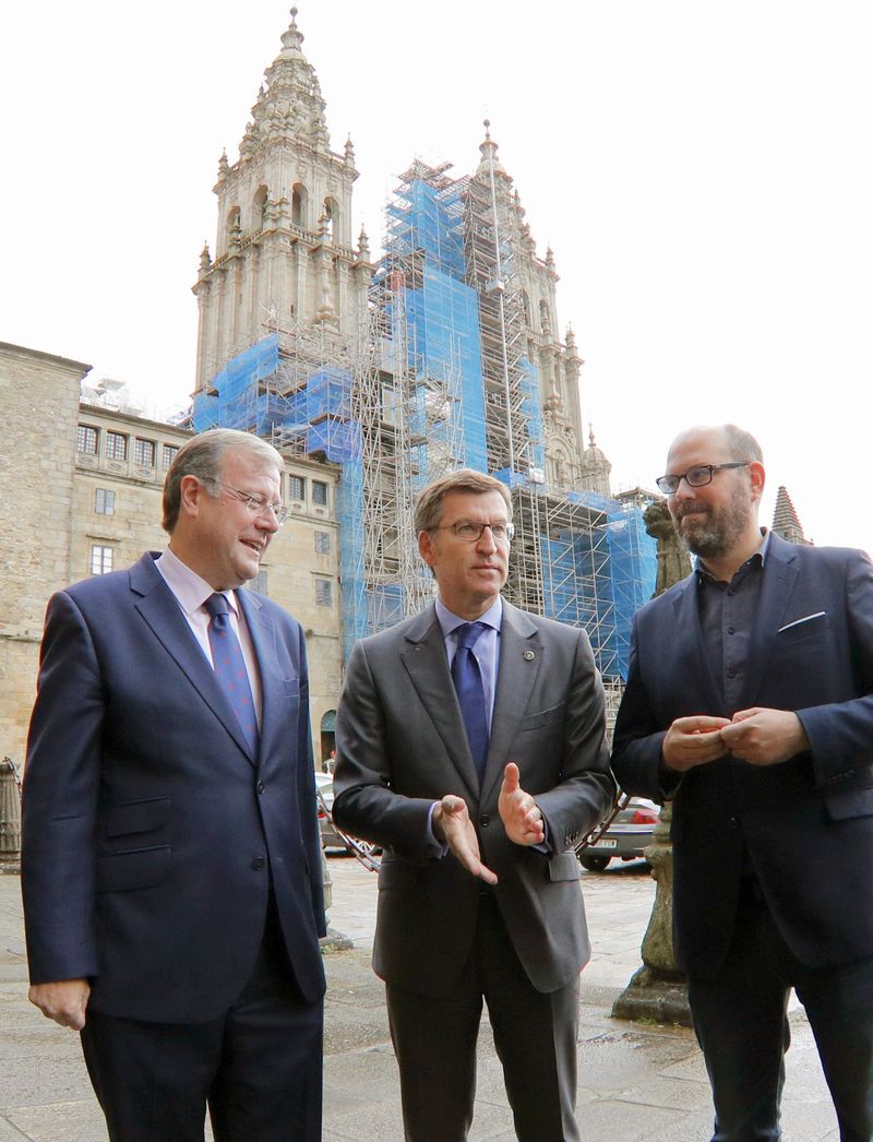 El alcalde de León y máximo responsable de la Asociación de Municipios del Camino de Santiago, Antonio Silvan; la alcadesa de Logroño, Concepción Gamarra; el presidente de la Xunta, Alberto Núñez Feijóo; y el alcalde de Santiago, Martiño Noriega, en la clausura de la Asamblea General de esta entidad, esta mañana en Santiago de Compostela.