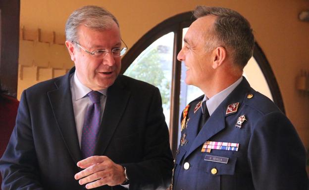 Galería. El alcalde de León, Antonio Silván, conversa con el director de la ABA, el Coronel Gutiérrez Sevilla.