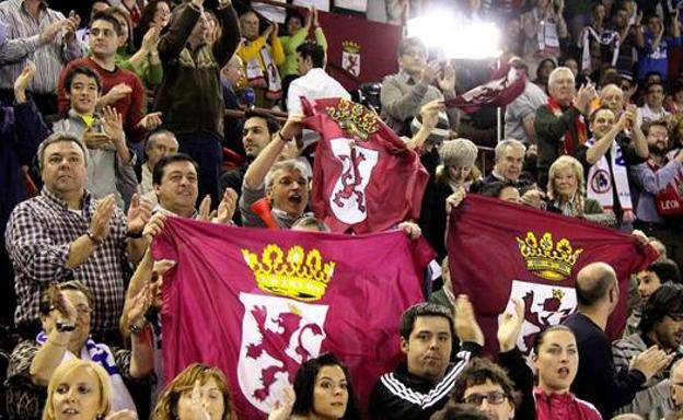 Afición del Ademar durante un partido.