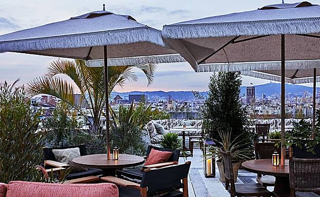 Panorámica de Barcelona desde la terraza de un hotel.