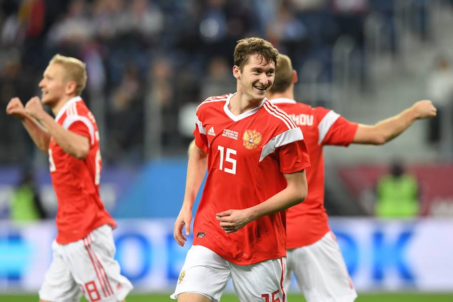 La selección española empató ante Rusia (3-3) en el amistoso disputado en la ciudad de San Petersburgo. Jordi Alba abrió la lata de cabeza y Sergio Ramos anotó dos polémicas penas máximas para los de Lopetegui. Aleksey Miranchuk y Smolov, en dos ocasiones, dieron el empate a los locales.