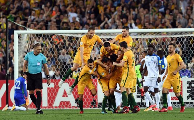 Los jugadores de Australia celebran uno de los goles. 