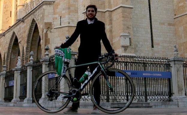 Miguel Ángel Benito, con la catedral de fondo, durante la entrevista con leonoticias.