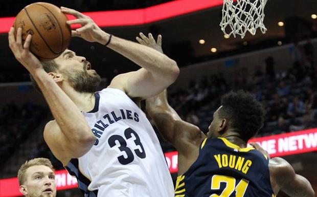 Marc Gasol lanza a canasta durante el partido. 