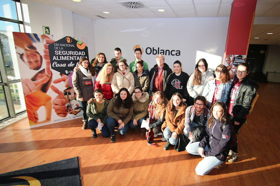 Grupo de estudiantes durante la visita a las instalaciones del Grupo Oblanca