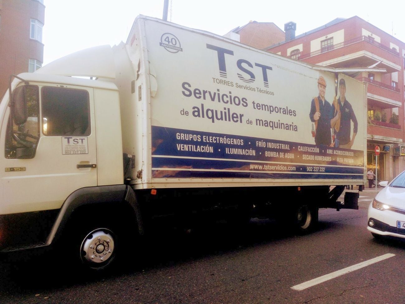 Un camión de la compañía de alquiler de vehículos TST se estrella contra el puente de San Marcos.