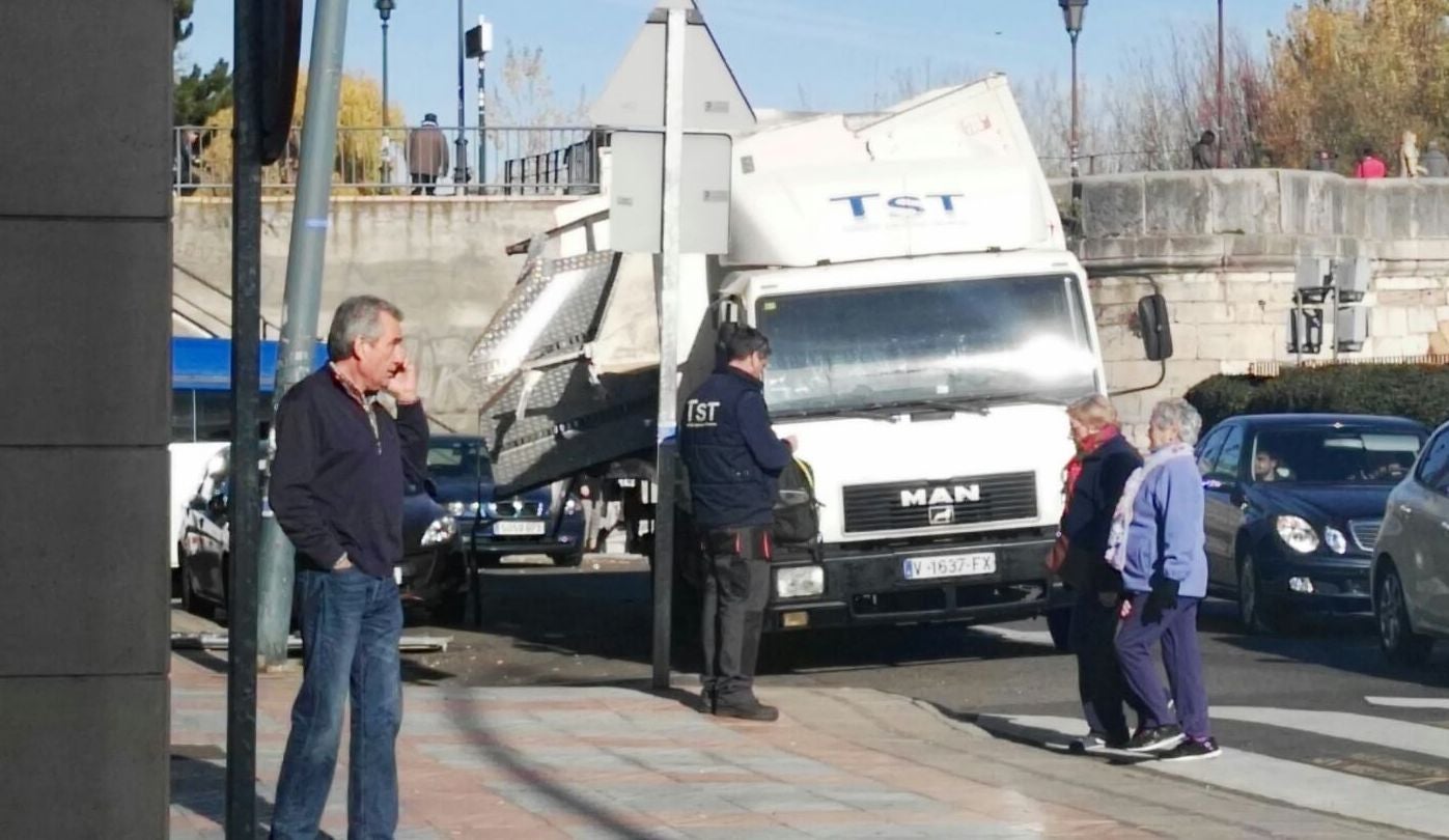 Un camión de la compañía TST se estrella contra el puente de San Marcos.