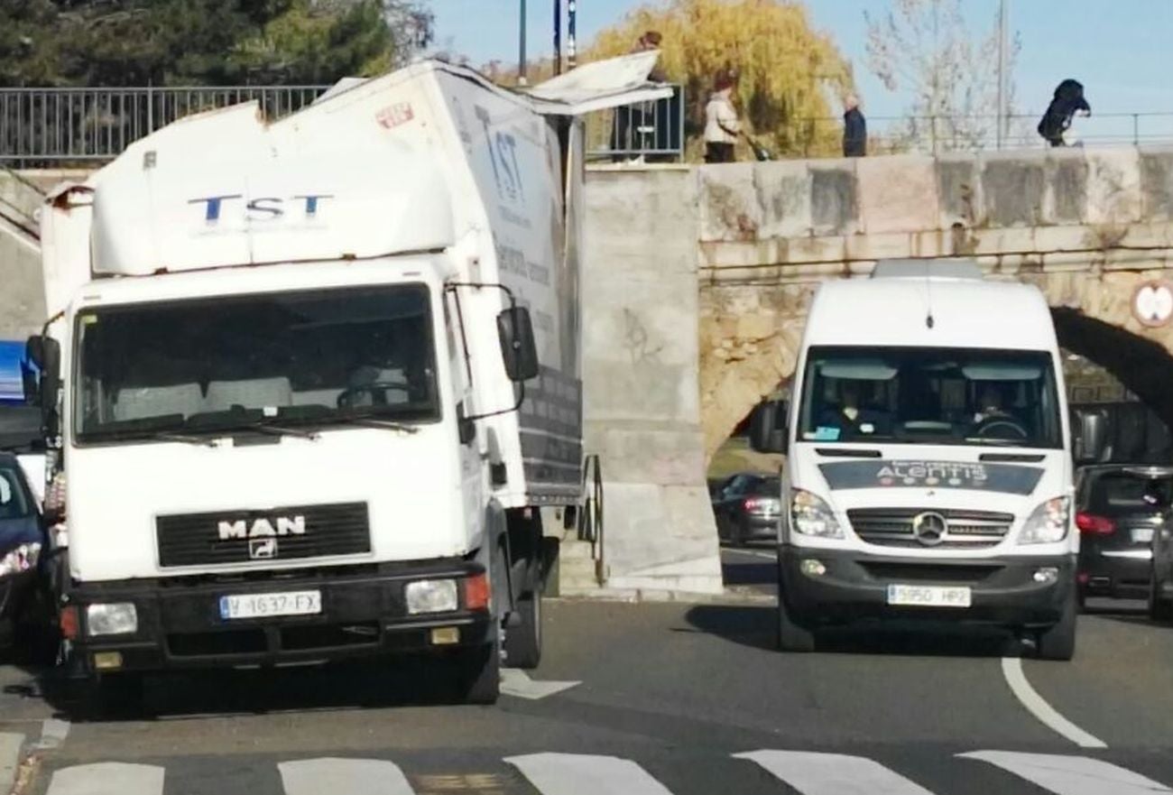 Un camión de la compañía TST se estrella contra el puente de San Marcos.