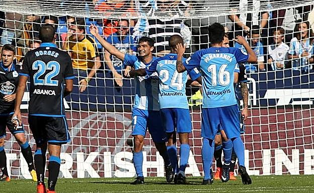 Los malagueños festejan uno de sus goles. 