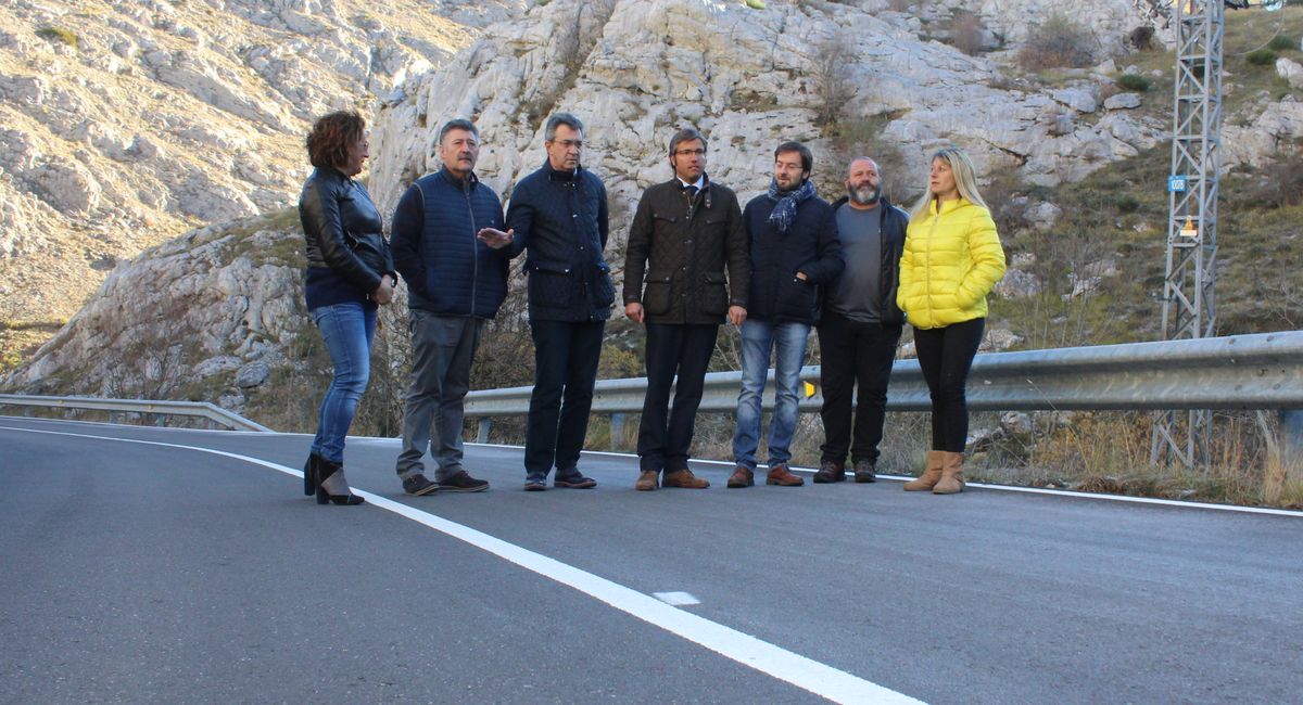 La Diputación visita el nuevo firme de la conexión a Valdeteja