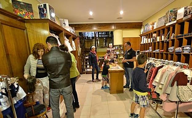 Imagen del interior de una tienda de ropa 