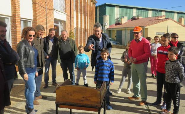 Majo abre el Día de la Infancia en La Vecilla. 