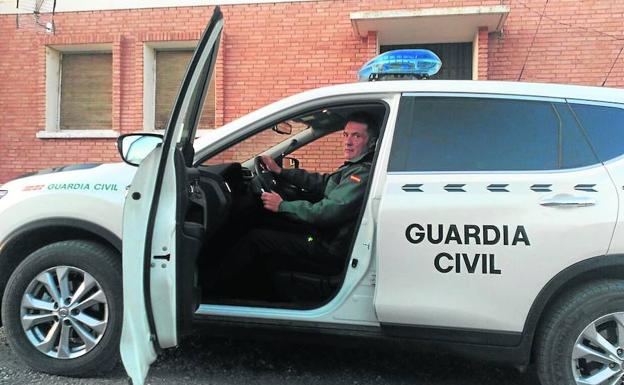 José Manuel Silva, con su coche de la Guardia Civil