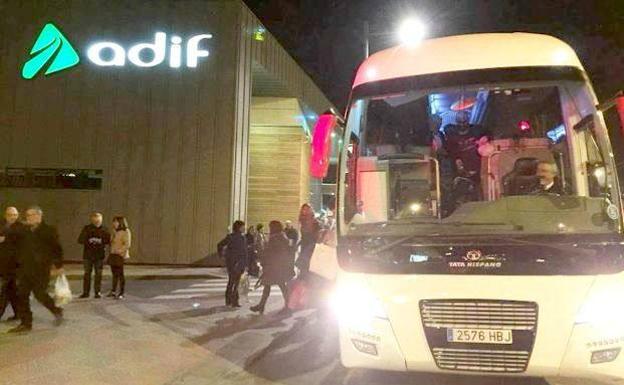 Los usuarios de tren cogiendo un bus en la estación de León.