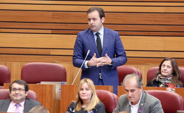 Celestino Rodríguez, interviniendo desde la última filas de las Cortes.